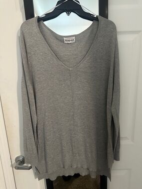 Olive & Oak Light Gray V-Neck Center Seam Sweater
